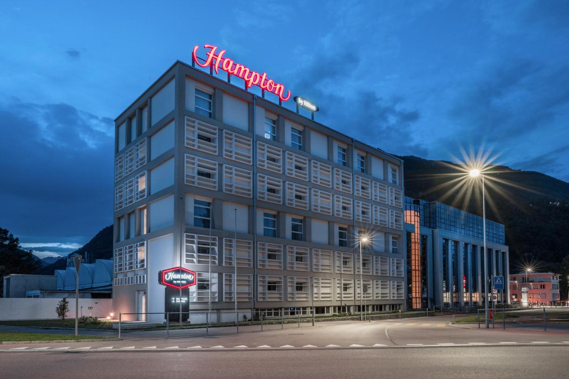 Отель Hampton By Hilton Locarno Лозон Экстерьер фото