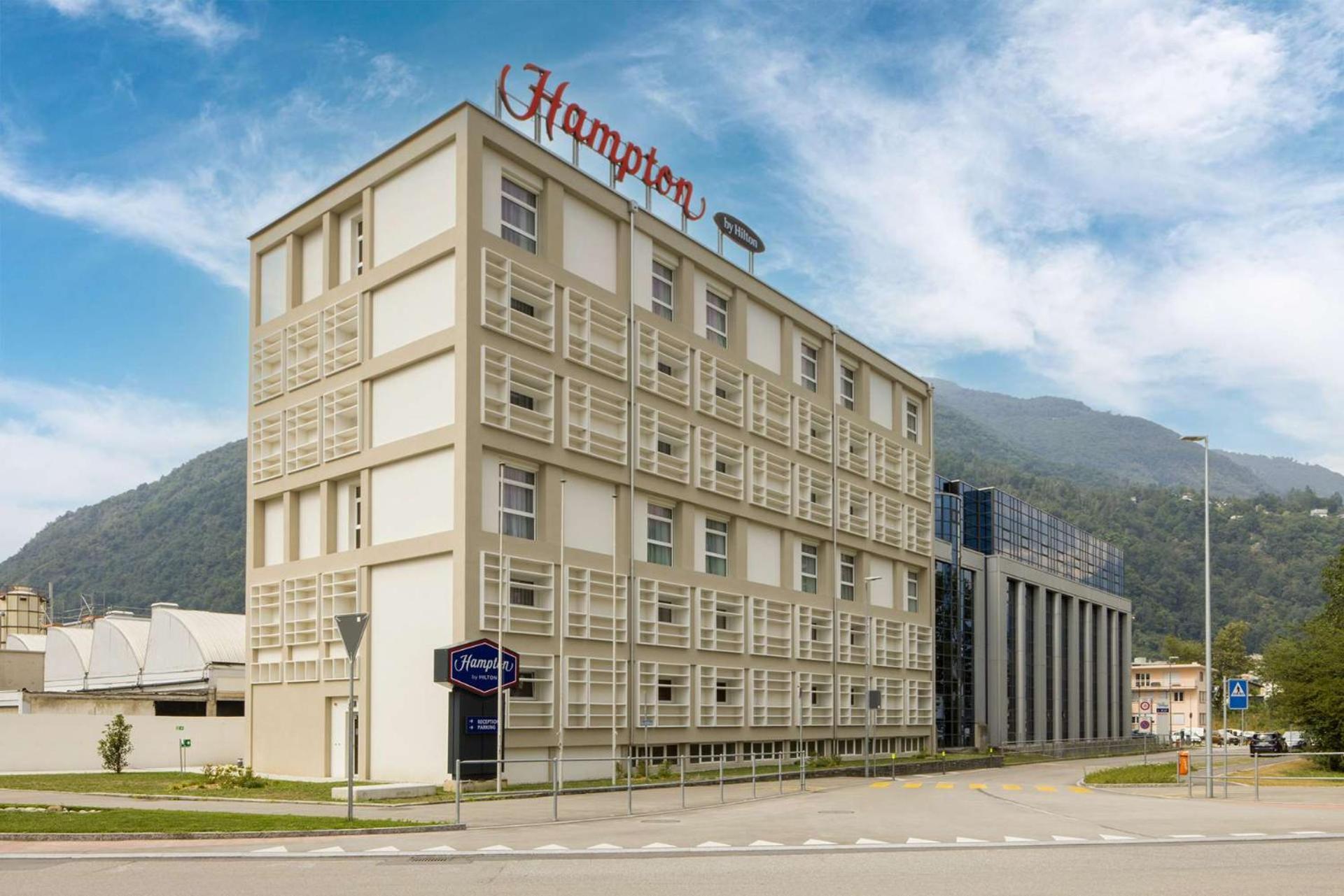 Отель Hampton By Hilton Locarno Лозон Экстерьер фото